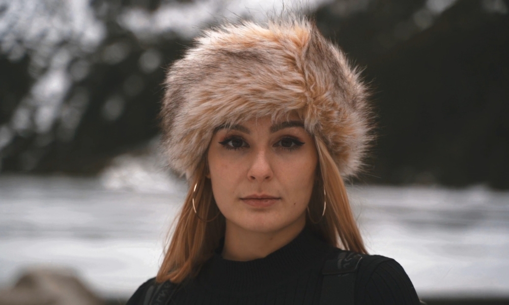 žena sa krznenom kapom