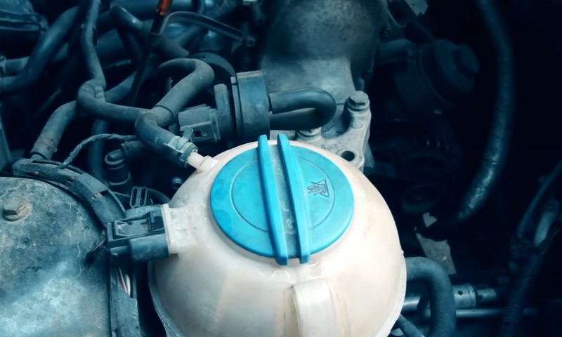 Krupni plan providne ekspanzione posude za rashladnu tečnost