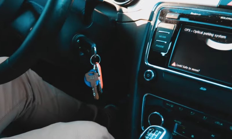 Ključevi od auta u bravi za paljenje vozila