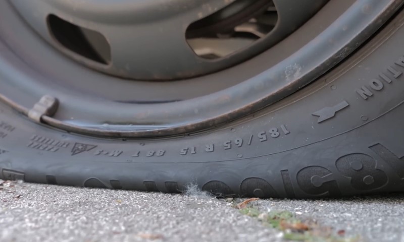 Zumiran prikaz izduvane automobilske gume