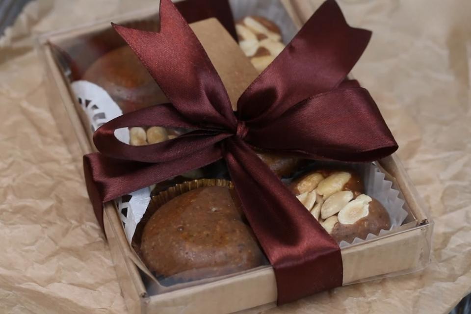 Poklon kutija sa slatkišima i mašnom kao primer kreativnog korporativnog poklona