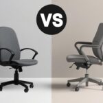 Uporedni prikaz obične kancelarijske stolice i ergonomske stolice, sa vidljivim razlikama u naslonu, rukonaslonima i podršci za leđa.
