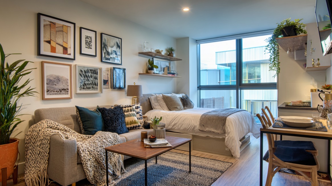 Svetla i funkcionalna garsonjera sa kombinovanim dnevnim boravkom, kuhinjom i spavaćim delom