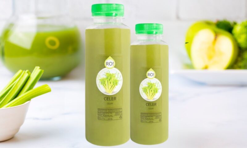 prikaz ro sokova od celera na stolu sa činijom u kojoj je celer, jabuke i sok u pozadini