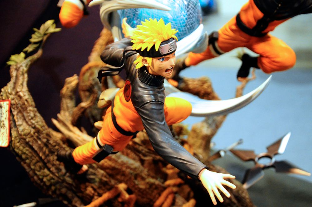 Detaljno izrađena anime figurica popularnog junaka u akcionoj pozi namenjena kolekcionarima.