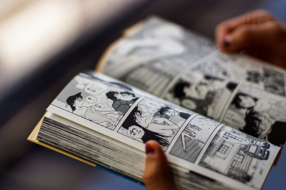 Osoba lista manga strip sa crno-belim ilustracijama i japanskim stilom crtanja.