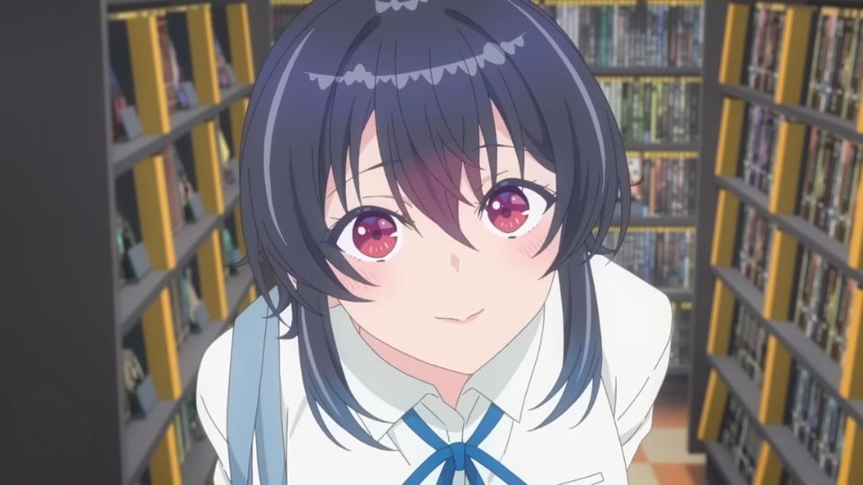 Anime lik u biblioteci okružen policama sa kolekcijom knjiga i manga