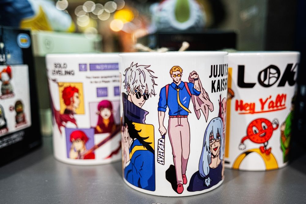 Anime šolje sa ilustracijama popularnih likova na polici